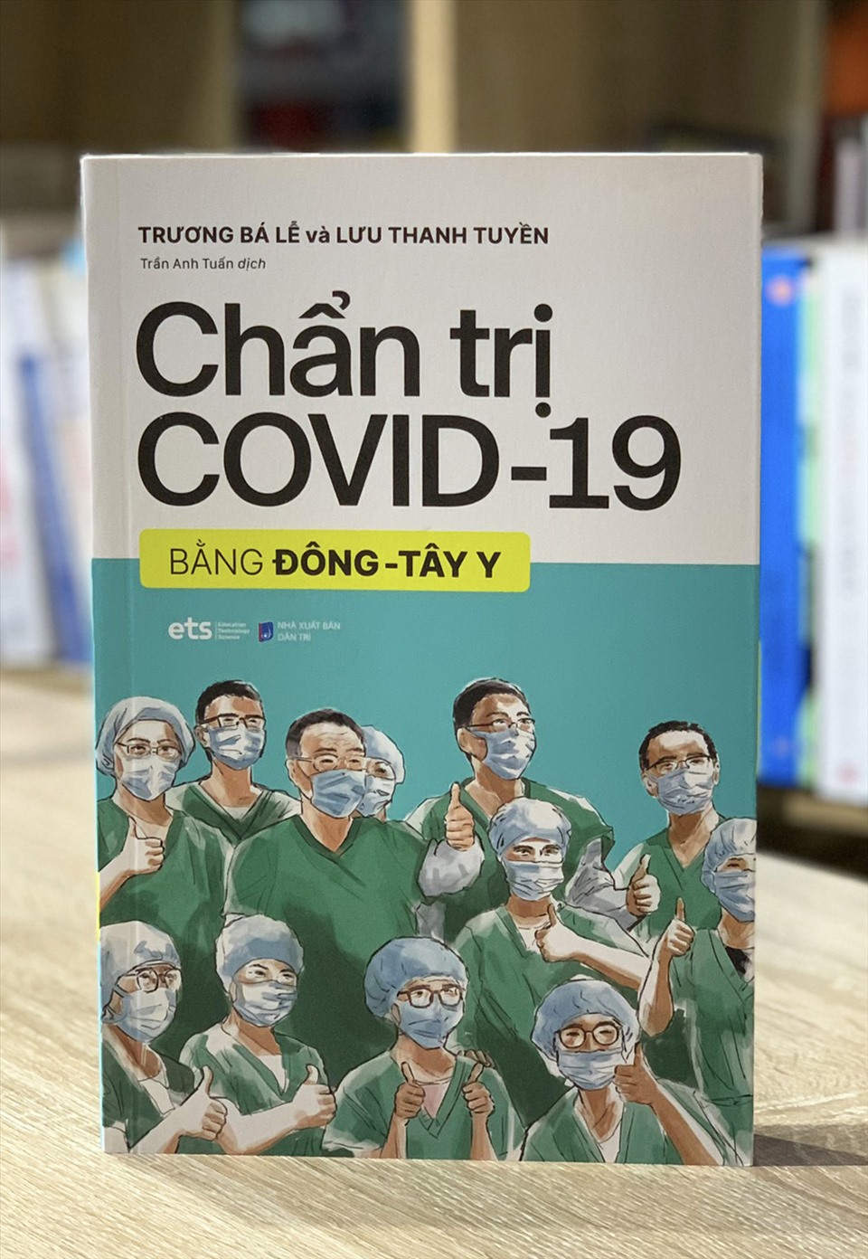 Giới thiệu cuốn sách: "Chẩn trị COVID 19 bằng Đông - Tây y"