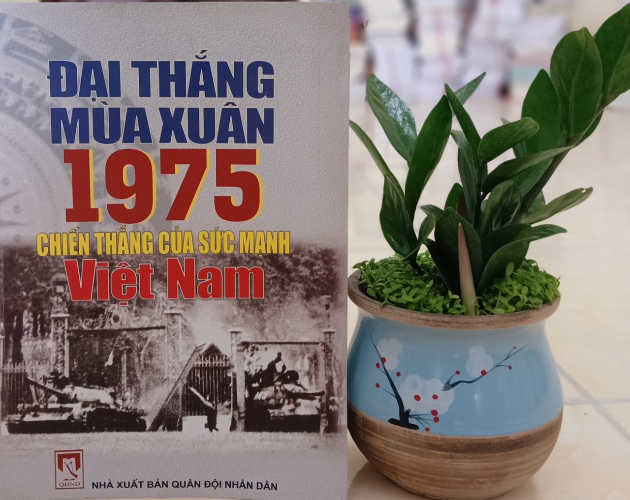 Giới thiệu cuốn sách: Đại thắng mùa xuân 1975 chiến thắng của sức mạnh Việt Nam