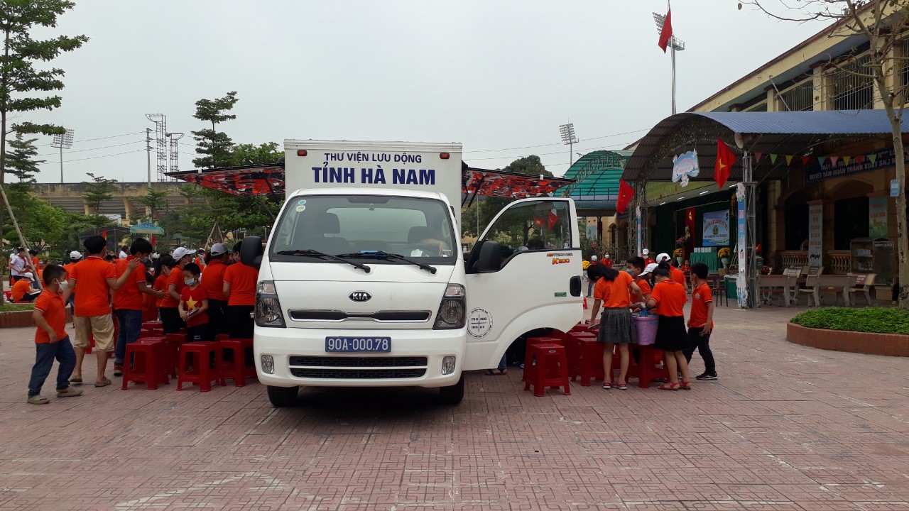 Thư viện Tỉnh phục vụ lưu động tại trường Tiểu học Lê Hồng Phong