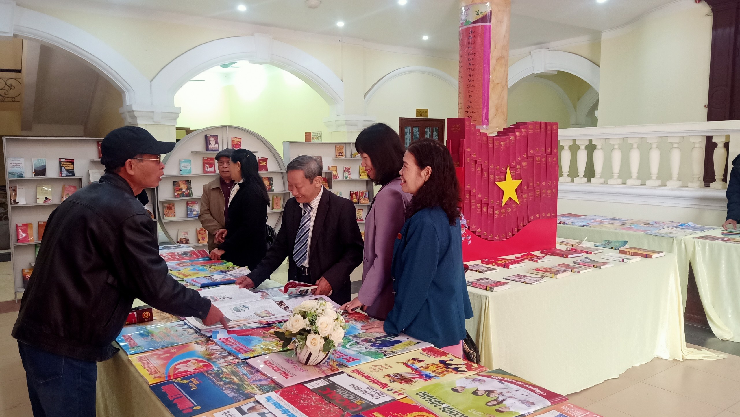 Thư viện tỉnh Hà Nam tổ chức trưng bày Báo Xuân Giáp Thìn 2024.