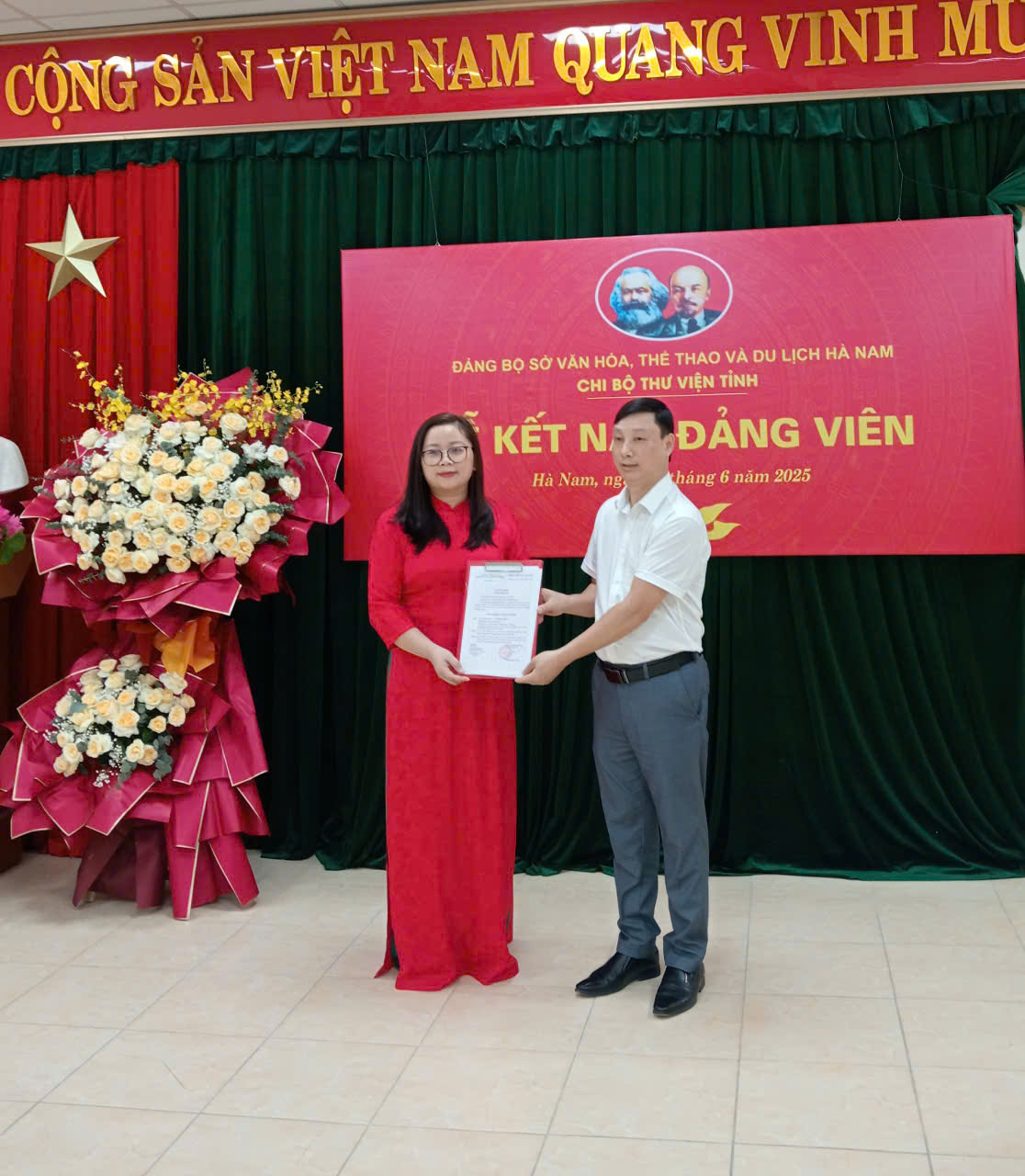 Chi bộ Thư viện tỉnh Hà Nam tổ chức Lễ kết nạp cho 01 quần chúng ưu tú vào Đảng cộng sản Việt Nam 